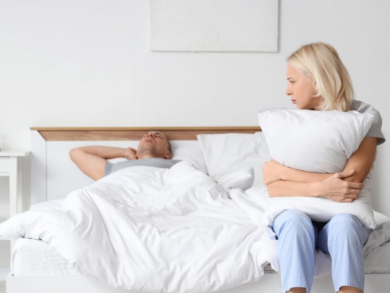 Ronco na Menopausa: Por Que Piora e Como Resgatar Suas Noites de Sono?